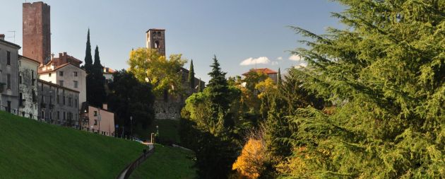 Bassano,  nel lato che fronteggia le montagne