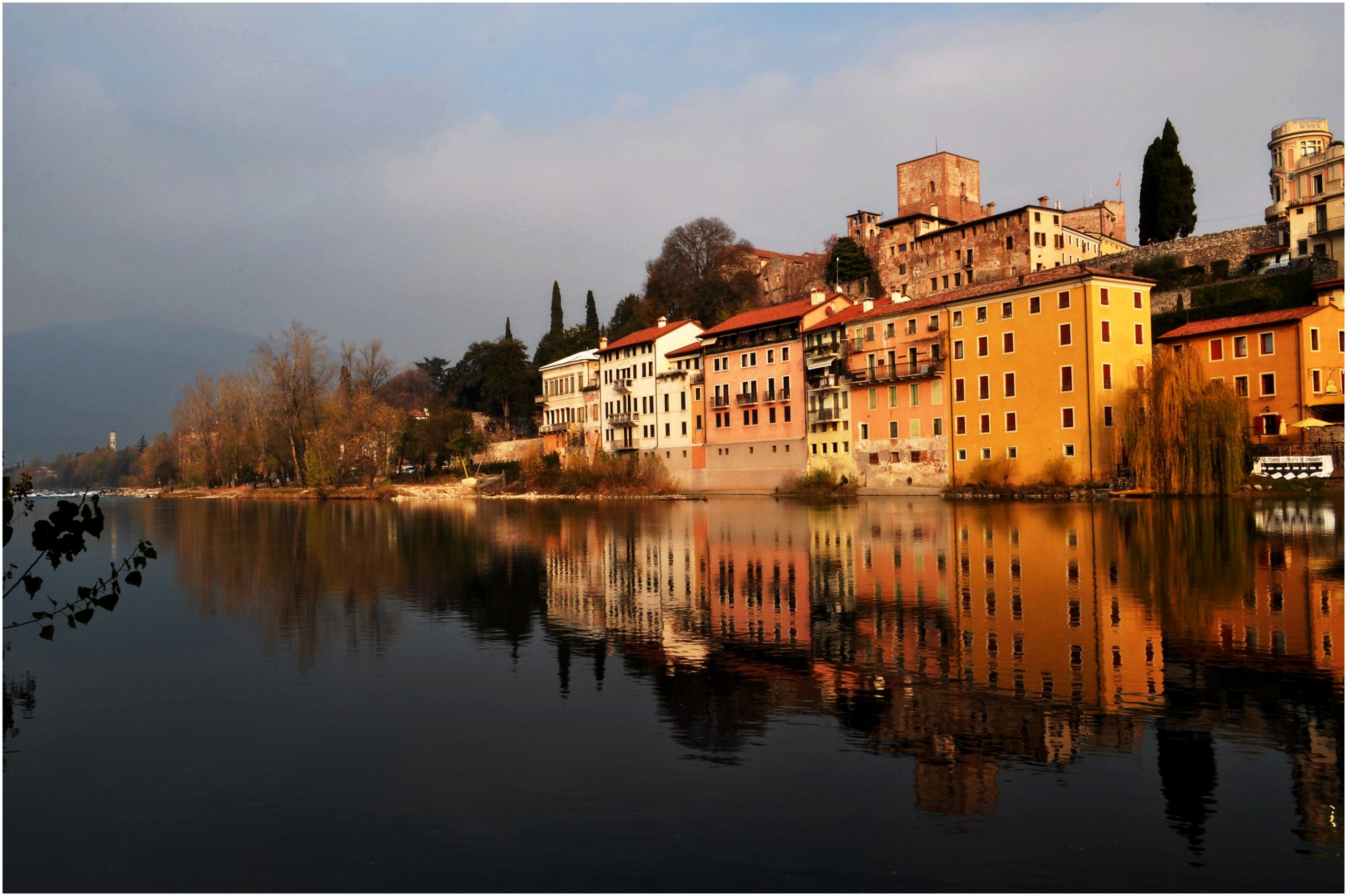 inverno: i palazzi di Bassano si specchiano nelle acque del Brenta